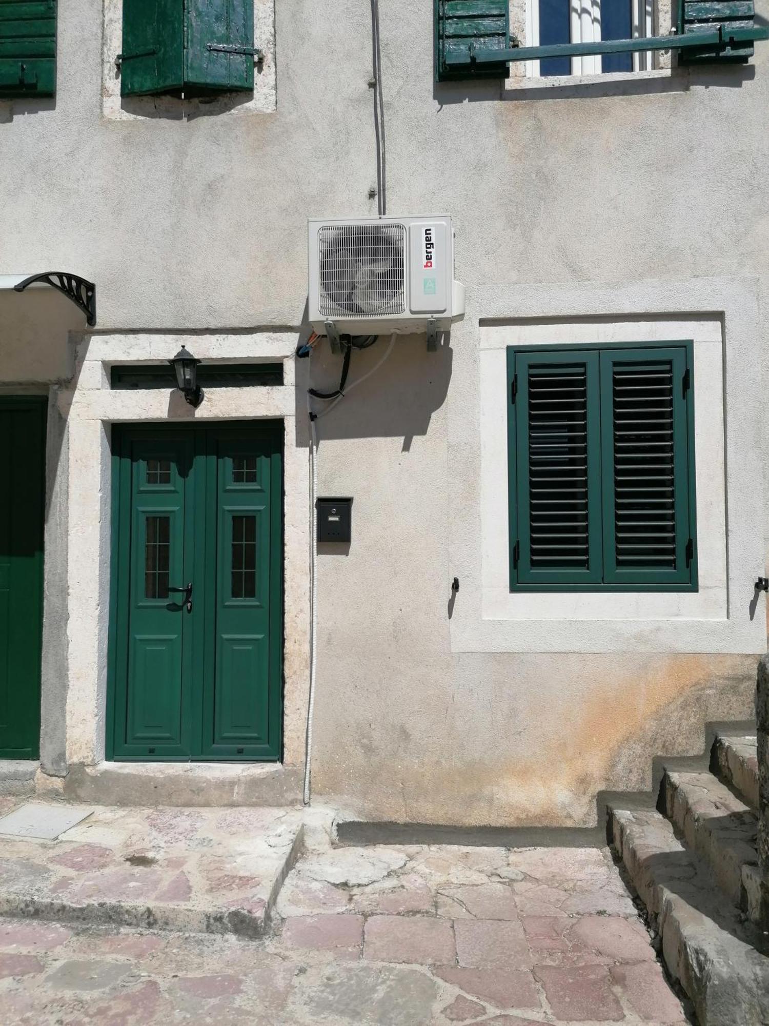 New Renovated Old Town Martiva Apartment Kotor Phòng bức ảnh