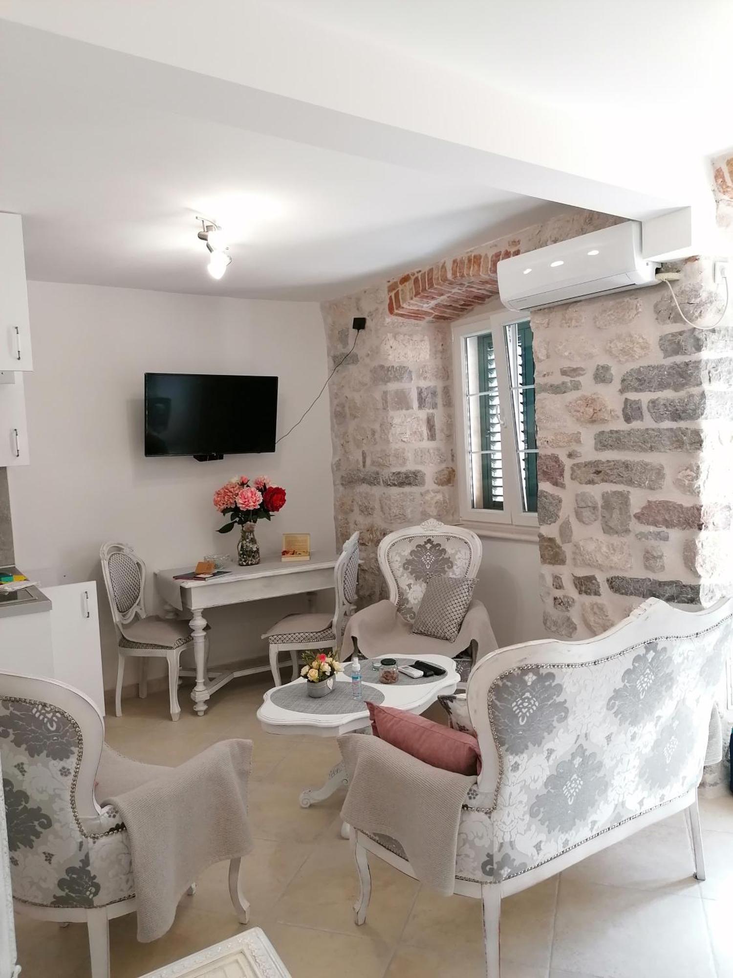 New Renovated Old Town Martiva Apartment Kotor Phòng bức ảnh